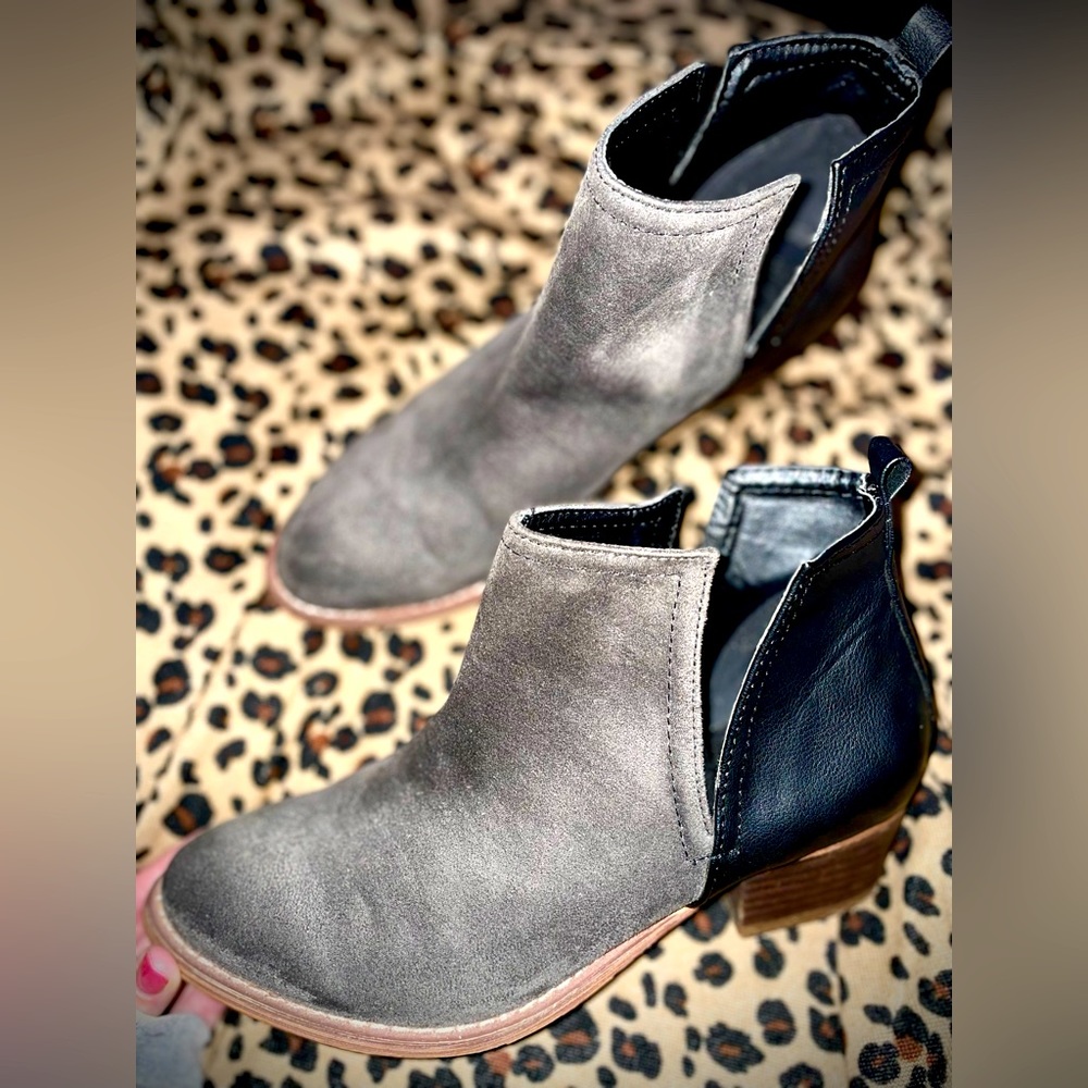 Toms Deia Gray Suede Booties size 8